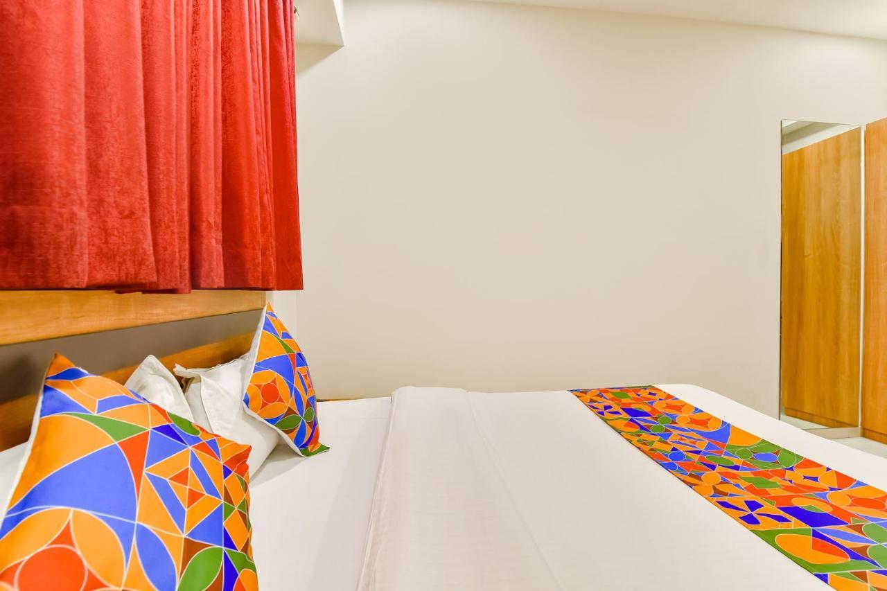 Fabhotel Happinex Surat Exteriör bild