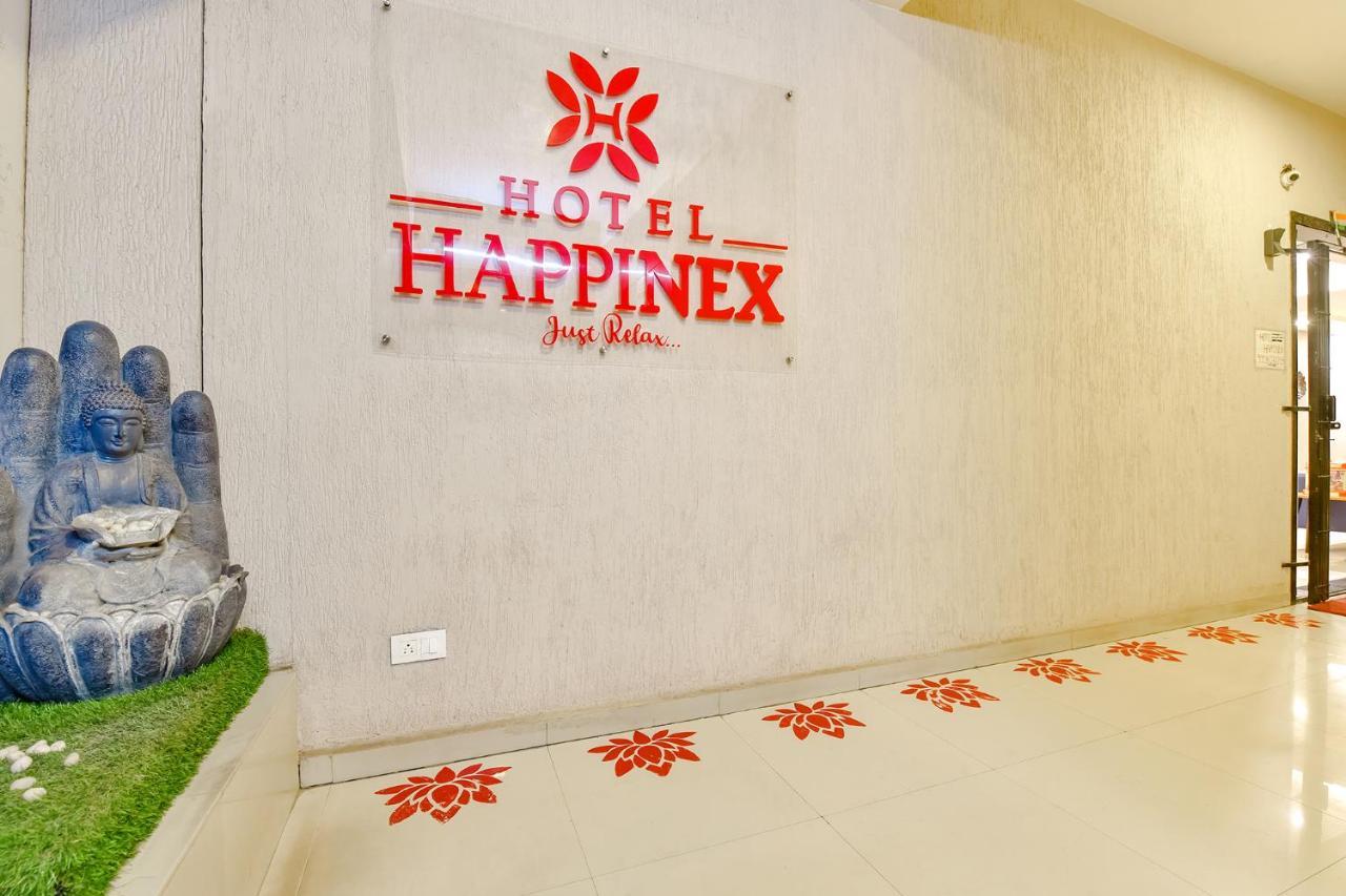 Fabhotel Happinex Surat Exteriör bild
