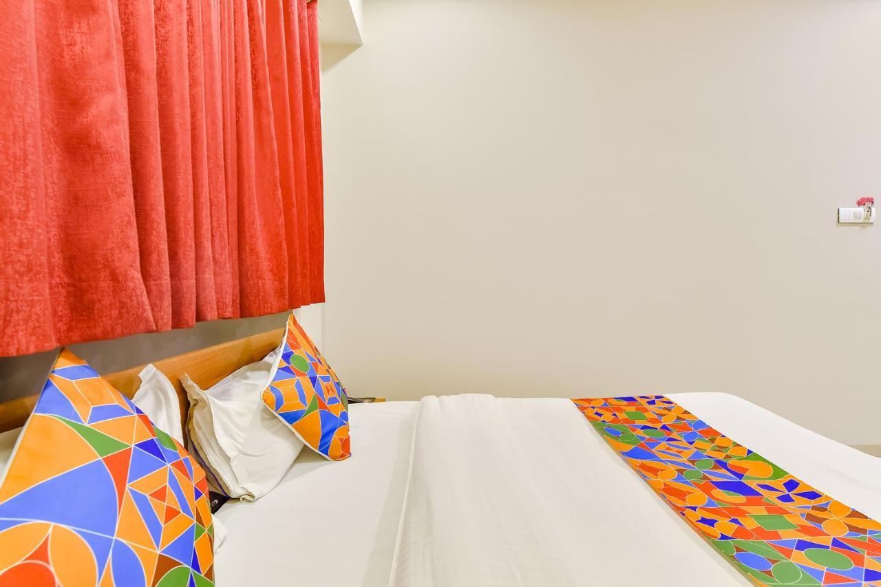 Fabhotel Happinex Surat Exteriör bild